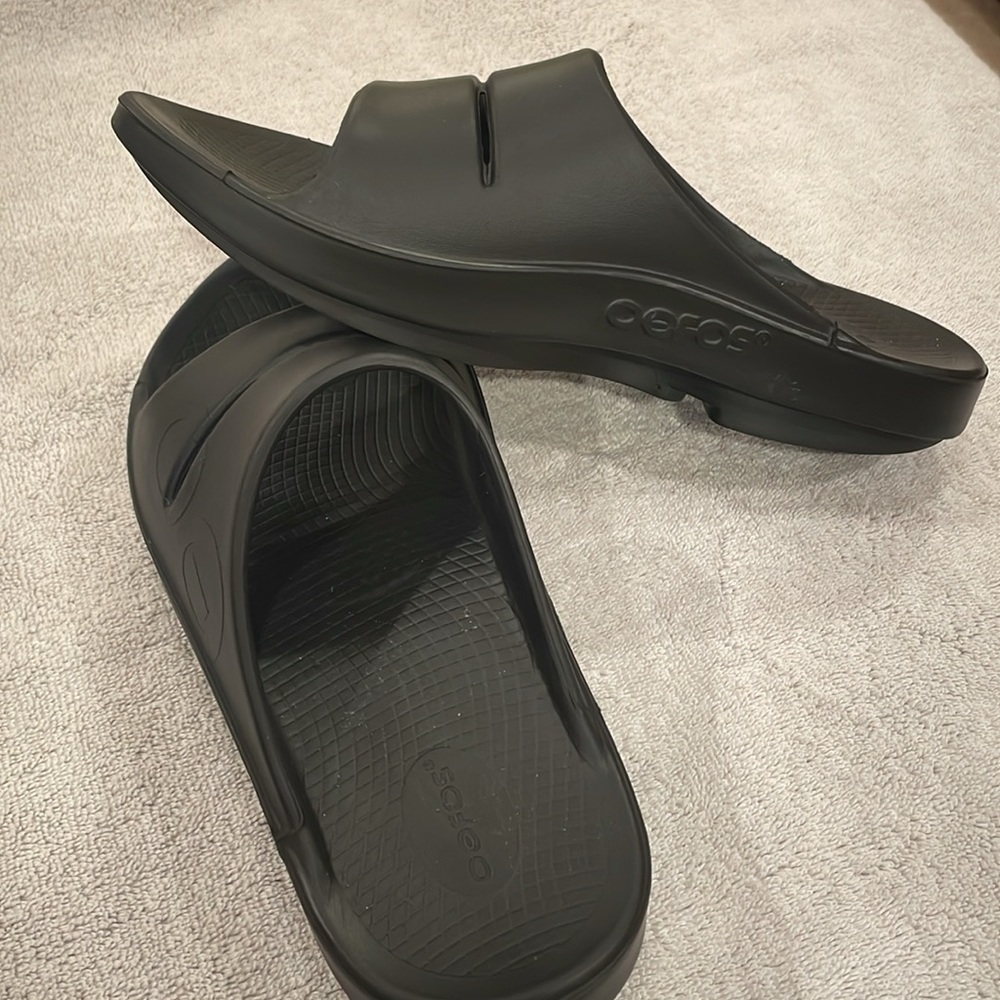 BRAND NEW Oofos Men’s - Size 12M black recovery slides. FREE shipping - Picture 4 of 4